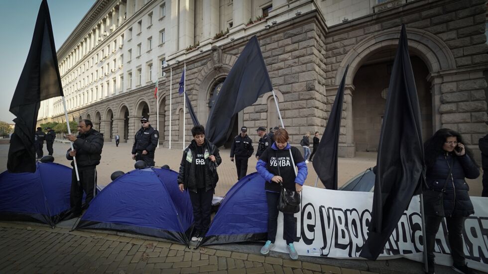 Палатковият лагер  на протестиращите майки пренощува пред МС (СНИМКИ)