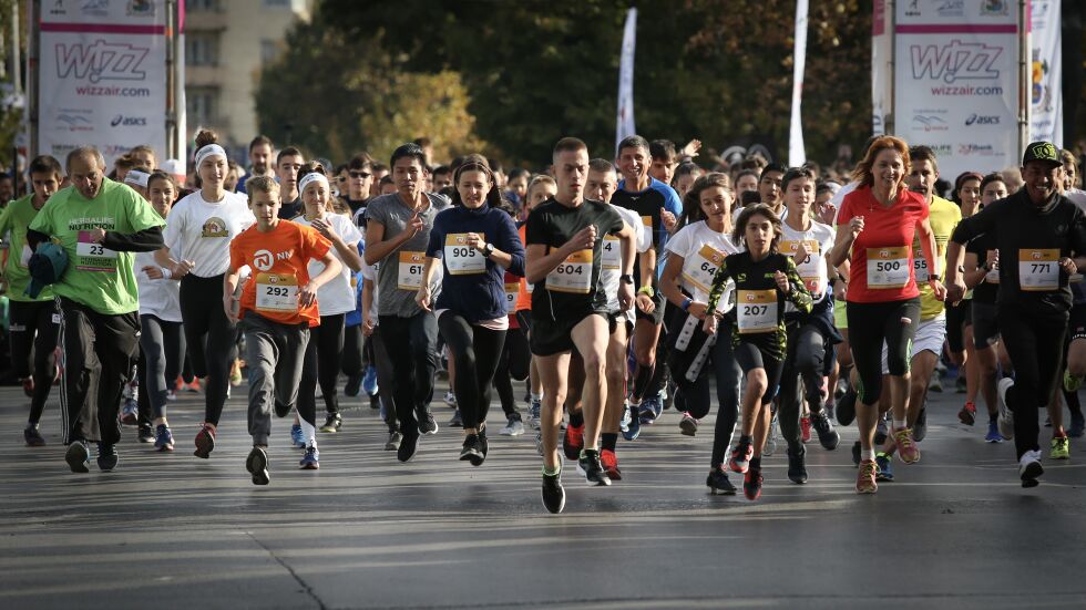 Над 4000 маратонци бягат за каузи и награди в центъра на София