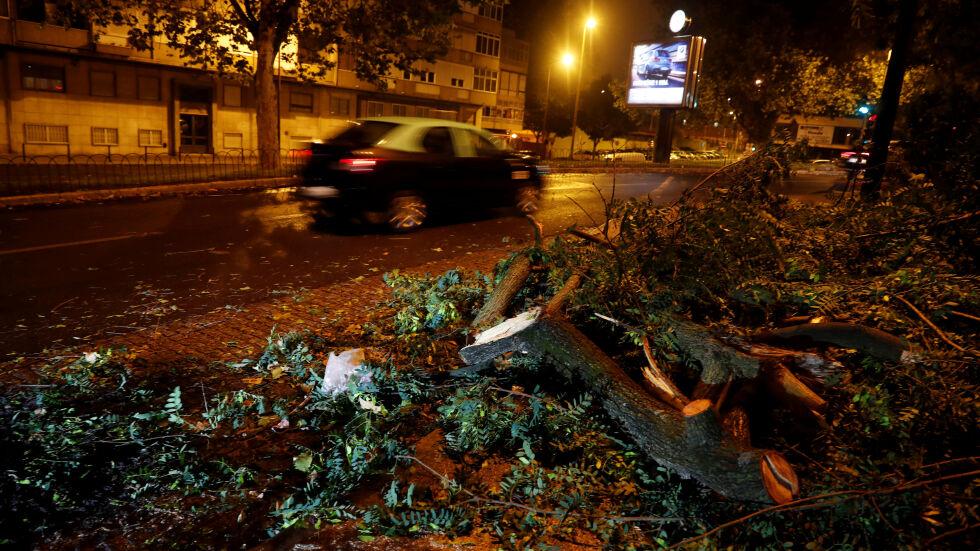Ураганът "Лесли" остави без ток 15 000 домакинства в Португалия 