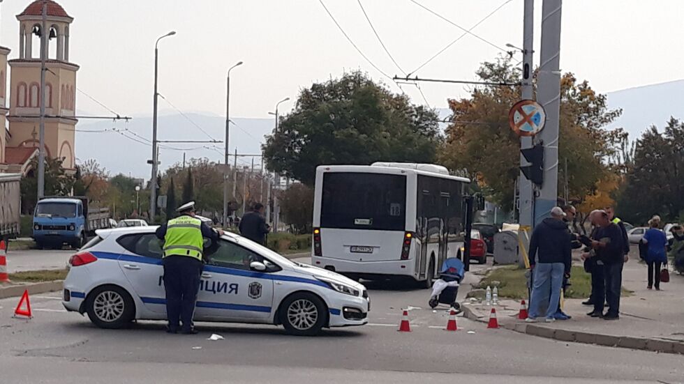 Автобус прегази майка с количка на пешеходна пътека в Пловдив