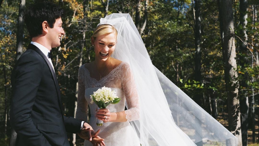 Супермоделът Карли Клос се омъжи в приказна рокля на Christian Dior