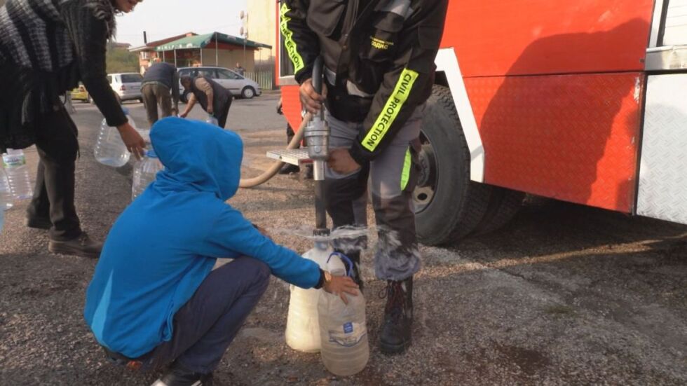 БЧК раздава минерална вода на хората в Лом