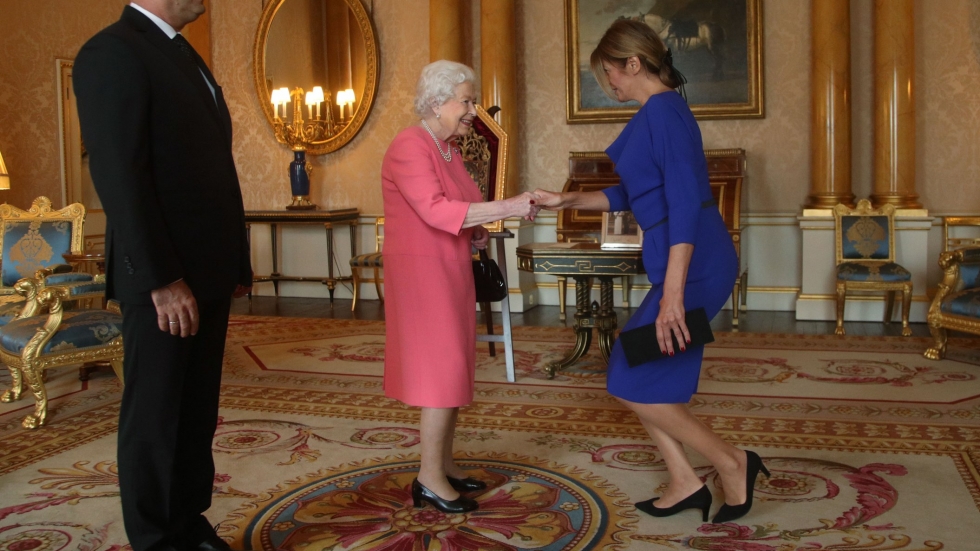 Десислава Радева при кралица Елизабет II – моден дует в синьо и розово