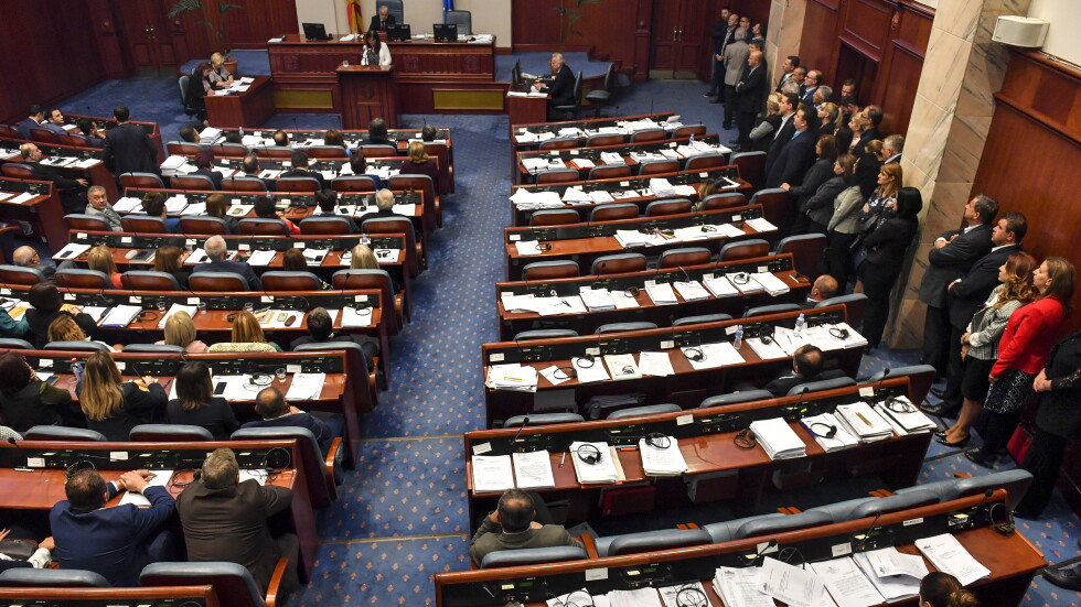 ВМРО-ДПМНЕ изключи депутатите си, гласували за промяна на името на Македония