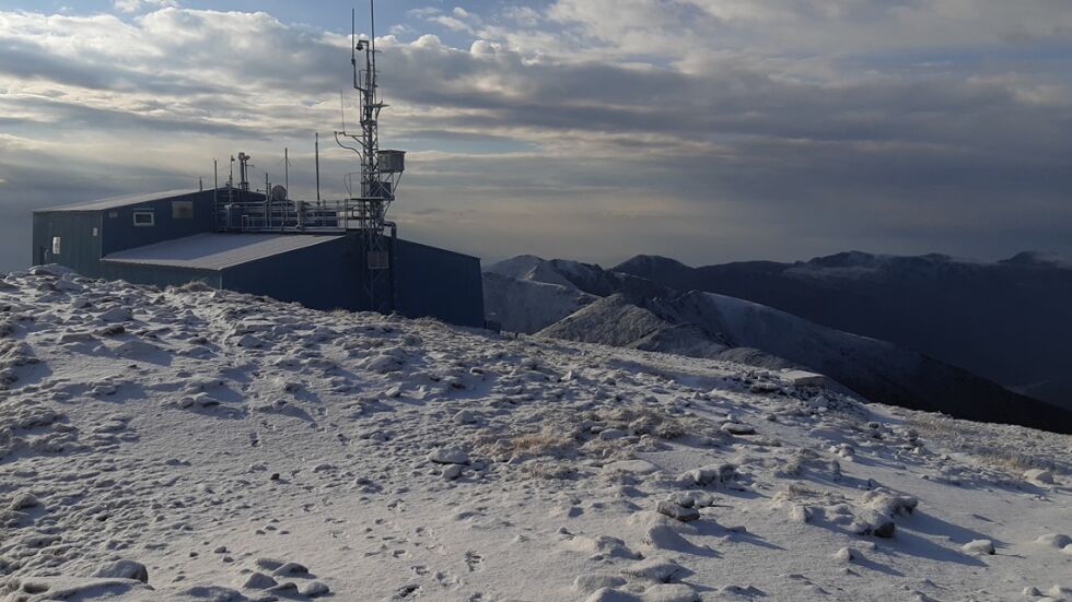 Сняг покри района на връх Мусала тази сутрин (СНИМКИ)