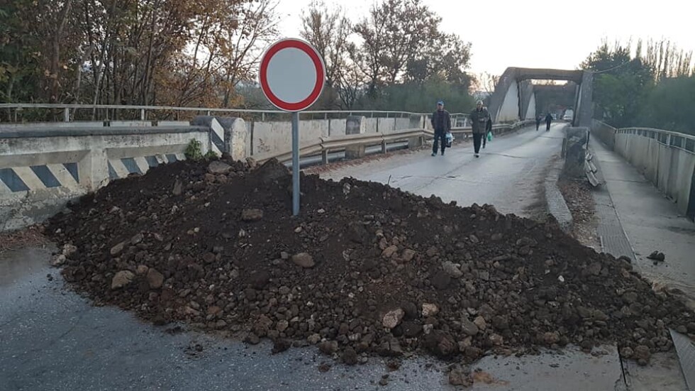 Град и 5 села остават блокирани заради аварирал мост