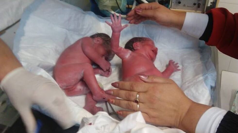 Близначета се родиха в линейка благодарение на фелдшер от Стражица