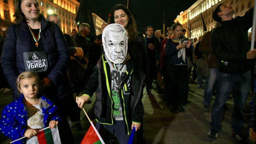 Протестиращи блокираха временно движението около паметника на Левски  в София
