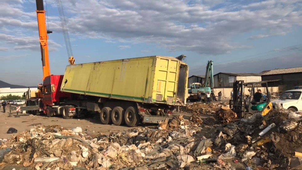 Смърт на незаконно сметище: Камион за боклук се обърна и затисна фатално жена