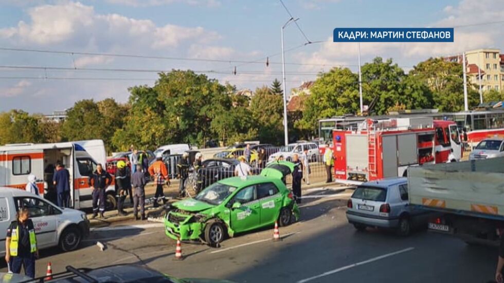 Четирима души са пострадали при катастрофа между кола и такси на бул. „Ботевградско шосе”