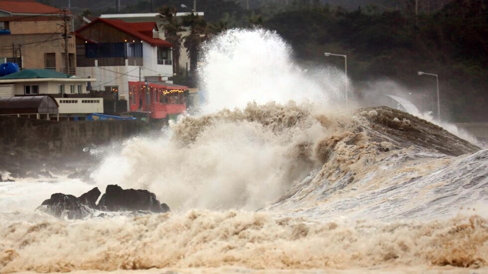 Тайфунът "Митаг" взе жертви в Южна Корея (ВИДЕО И СНИМКИ)