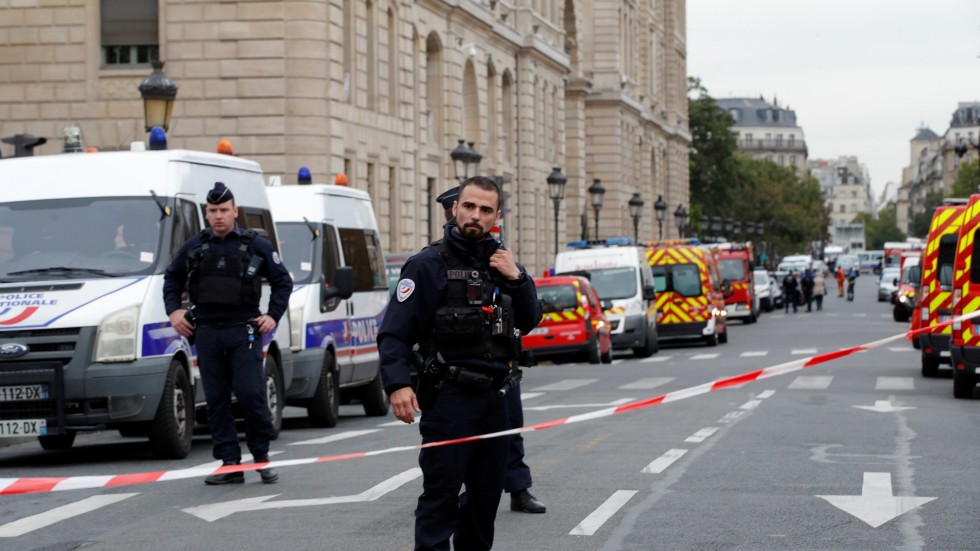 Полицeйски служител уби с нож 4 свои колеги в префектурата на Париж