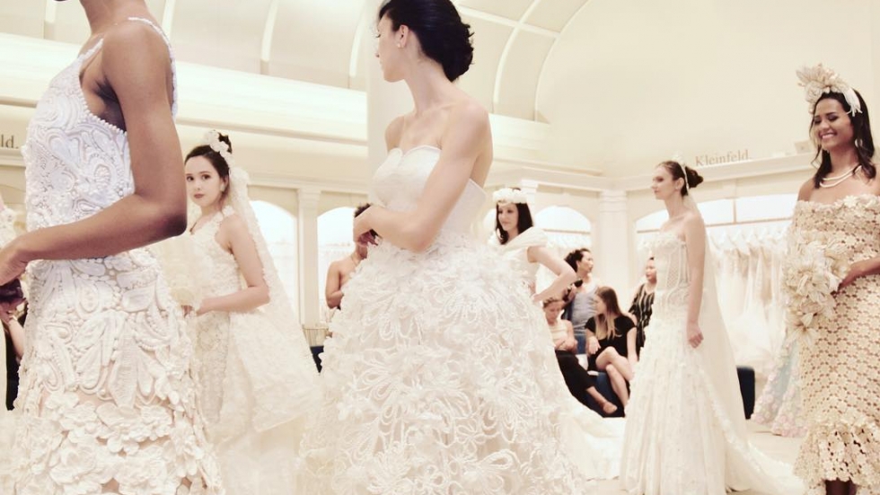 Най-красивите сватбени рокли, направени от тоалетна хартия (ВИДЕО)