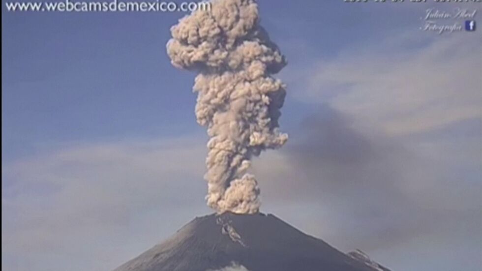 Вулканът Попокатепетъл в Мексико отново изригна (ВИДЕО)