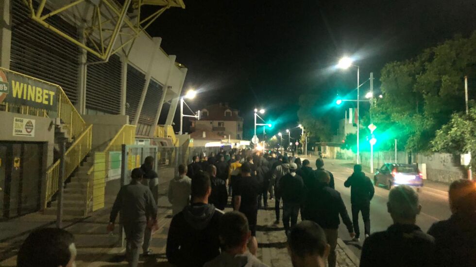 Фенове на "Ботев" Пловдив причакаха отбора, президентът на клуба поиска оставки