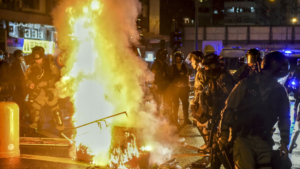 Батални сцени в Хонконг: Протестите се засилват (ВИДЕО)