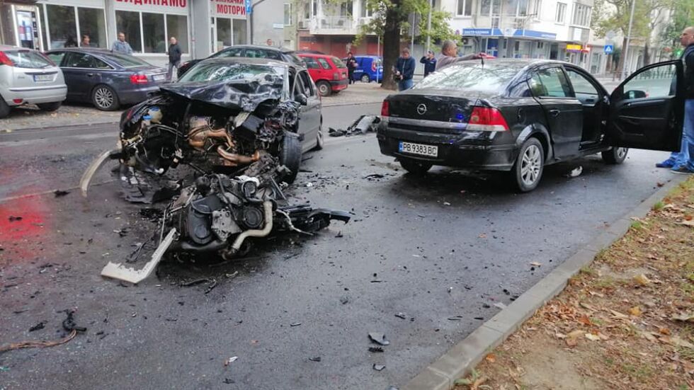 Тежка катастрофа в центъра на Пловдив (СНИМКИ)