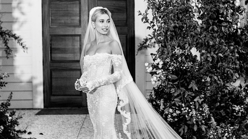 Сватбената рокля от мечтите на Хейли Болдуин – с 4-метров воал и надпис „Докато смъртта ни раздели“