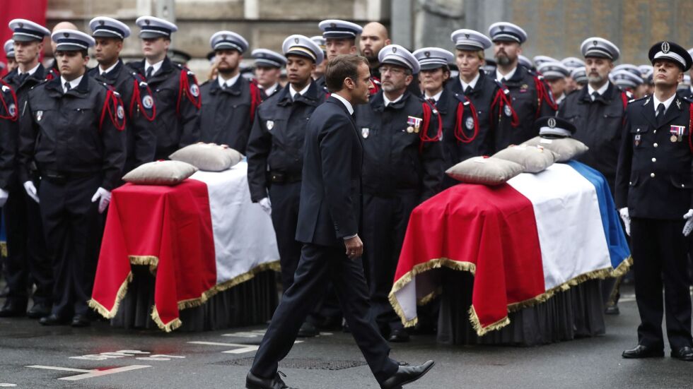 Терористични са подбудите за нападението над полицаи в Париж