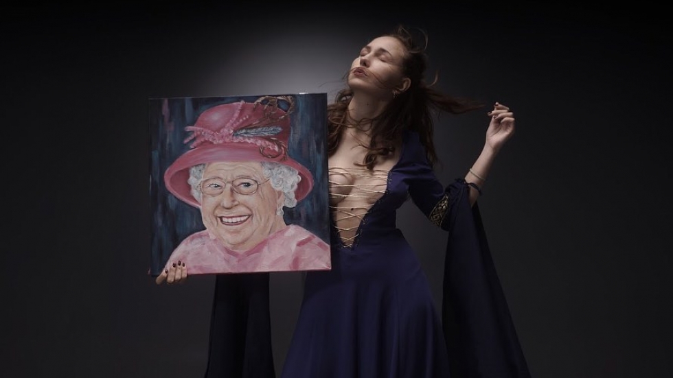 Художничка нарисува Елизабет Втора с гърдите си