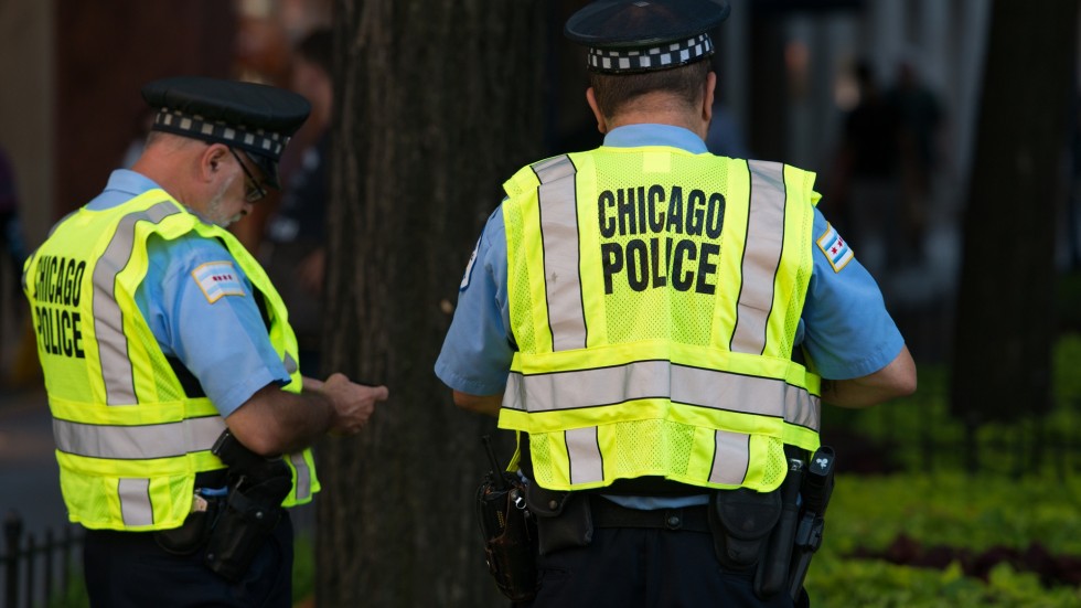 Мъж с увреждане е прострелян три пъти, отивайки на училище в Чикаго