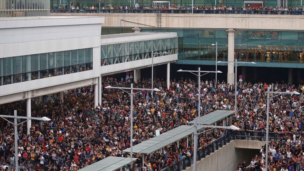Сблъсъци на летището в Барселона, движението в Каталуния е затруднено