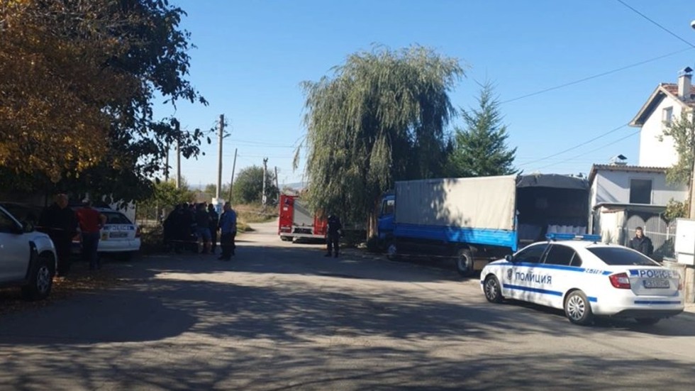 Влак удари автомобил в софийско село, жена е загинала