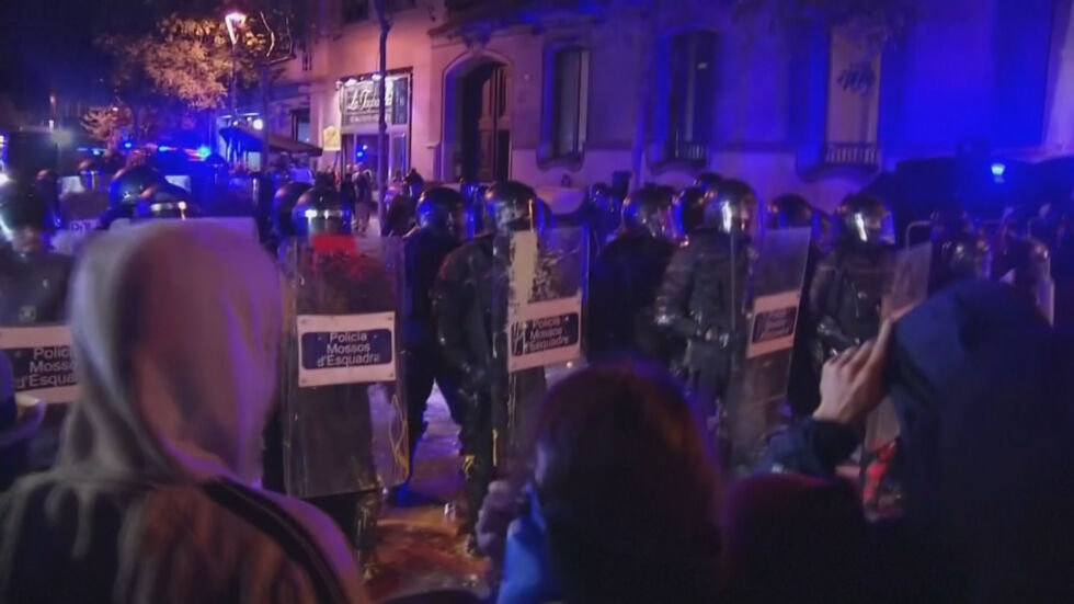 Сблъсъци между протестиращи и полиция избухнаха снощи в Барселона