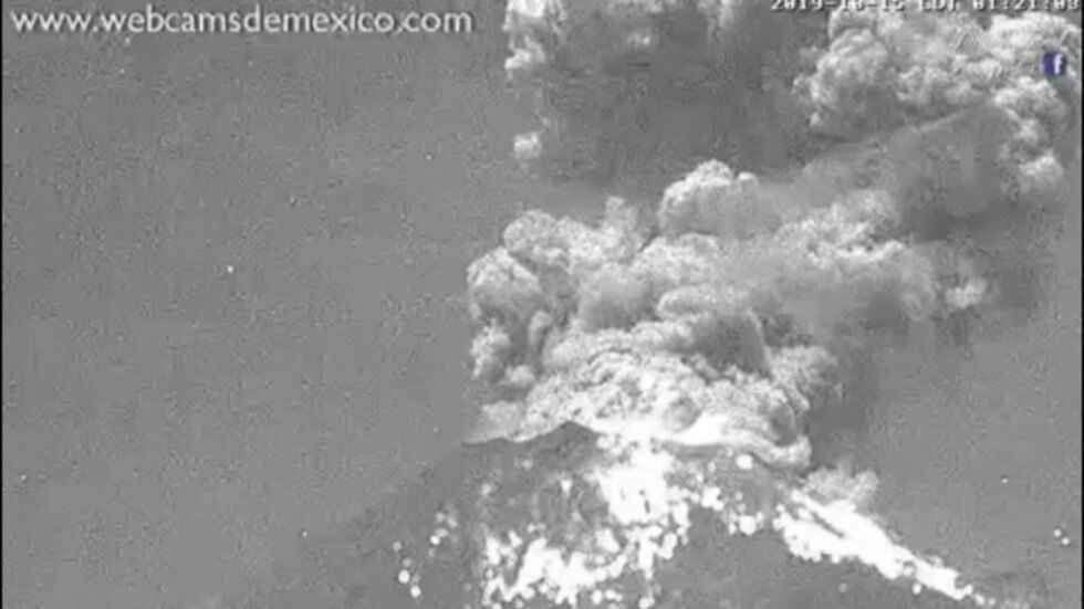 Зрелищно изригване на вулкана Попокатепетъл (ВИДЕО)