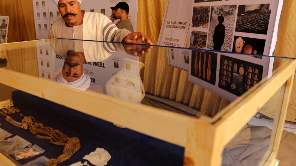 Археолози откриха 30 древни саркофага в Луксор
