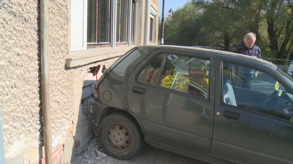 Две коли се сблъскаха в Бистрица, eдната се е врязала в къща