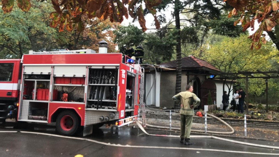 Пожар бушува в ресторант при парк „Кошарите” в София