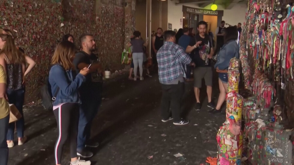 „Стена на дъвките” привлича туристи на пазар в Сиатъл