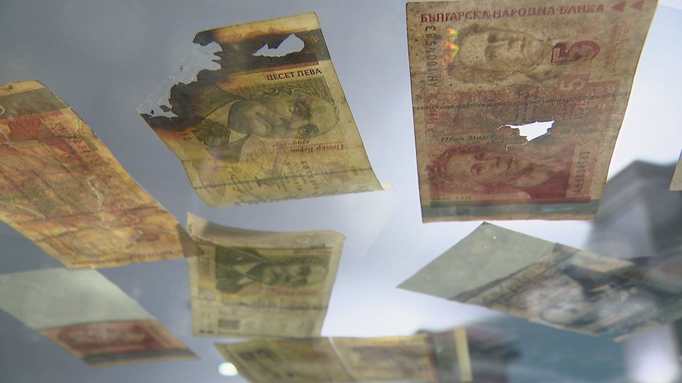 "Чети етикета": Какво да правим с повредените банкноти?