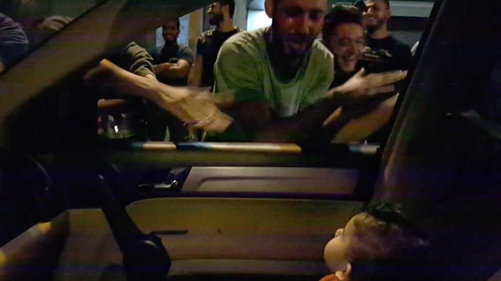 Протестиращи в Ливан успокоиха изплашено дете с песничка (ВИДЕО)