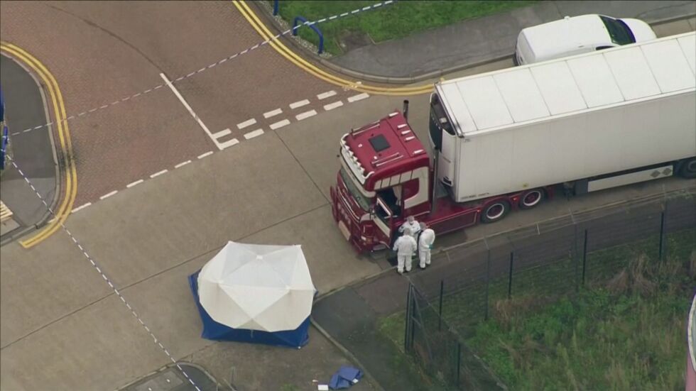 Полицията във Великобритания разпитва четирима заподозрени по случая с камиона 
