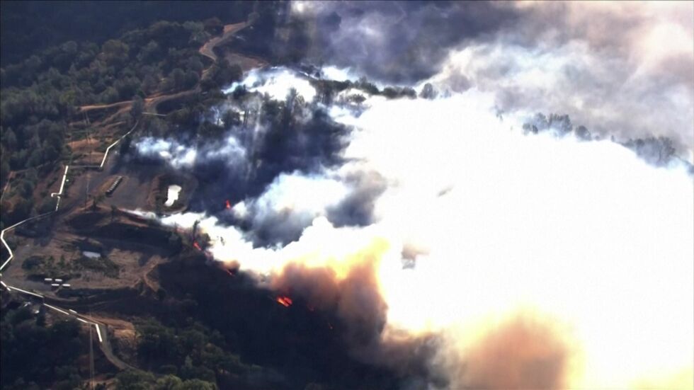 Голям горски пожар в Калифорния, евакуират хора (ВИДЕО)