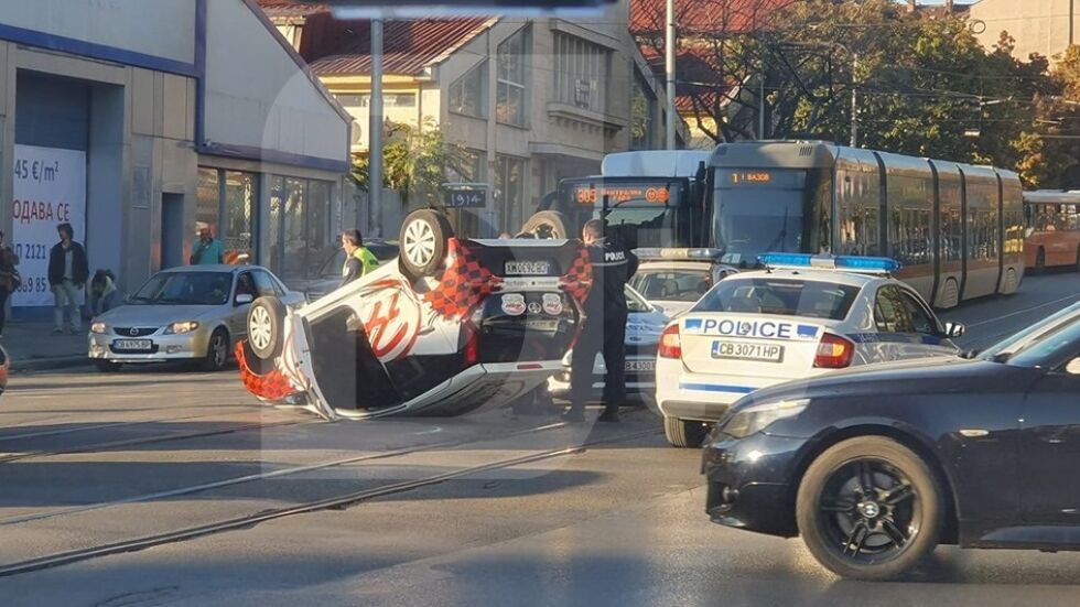 Две коли се блъснаха на трамвайните линии между бул. „Христо Ботев” и „Сливница”