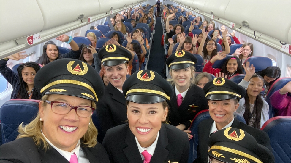 Изцяло женски екипаж на авиокомпания превози 120 момичета до централа на НАСА, за да насърчи жените авиатори