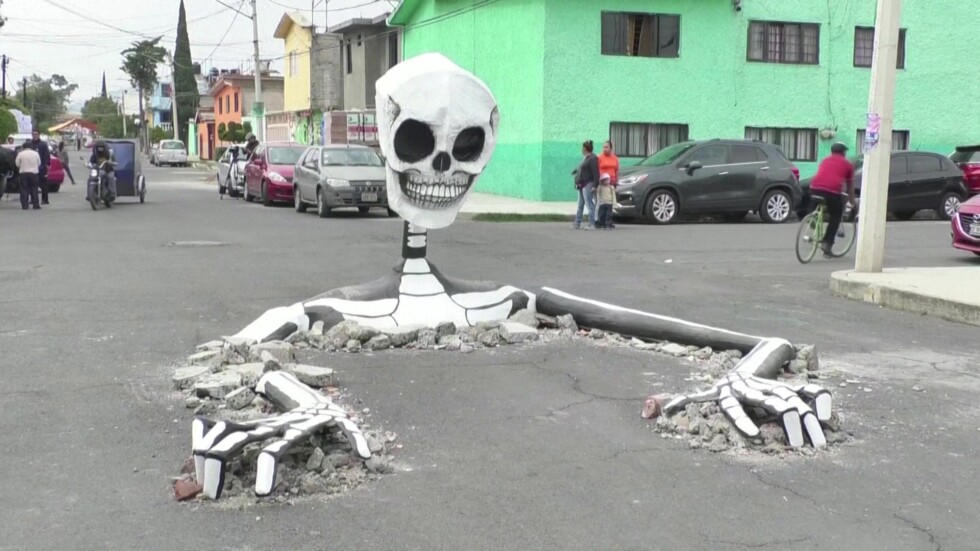 Огромен скелет "оживя" в Мексико Сити (ВИДЕО)