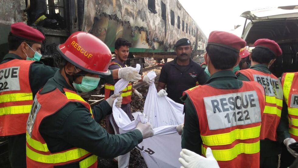 Пожар погълна влак в Пакистан, най-малко 65 жертви (СНИМКИ И ВИДЕО)