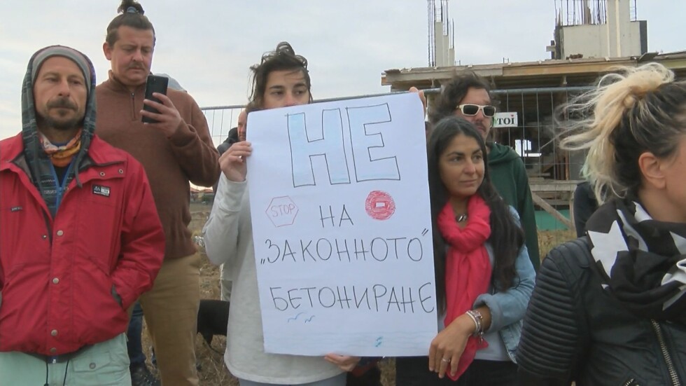Протест в Синеморец в първия ден на разрешено строителство по Черноморието