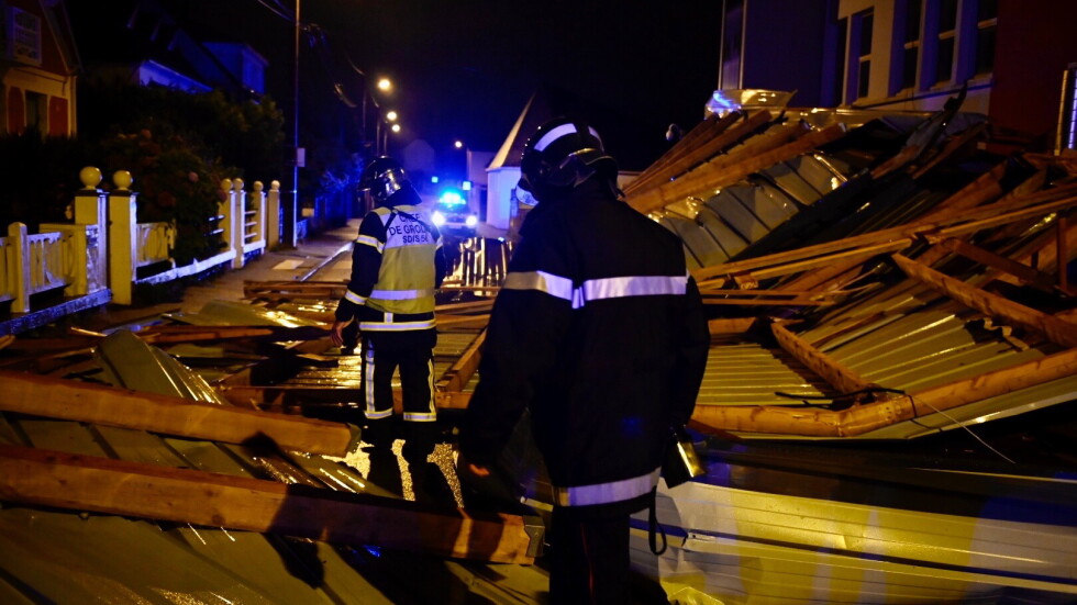 Отнесени покриви и прекършени дървета след мощна буря във Франция и Великобритания