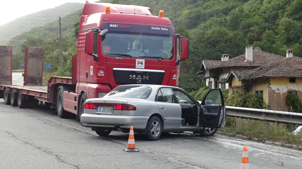 Камион и кола се удариха на пътя Симитли-Банско 