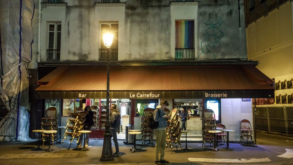 Срещу COVID-19: Парижките власти затварят баровете за две седмици 
