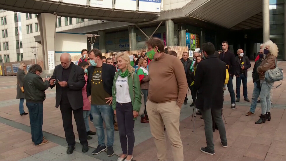 Дебатът в ЕП за България: Протест на недоволни българи в Брюксел