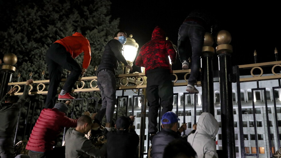 Безредици в Бишкек: Протестиращи проникнаха в парламента и ограбиха офиси