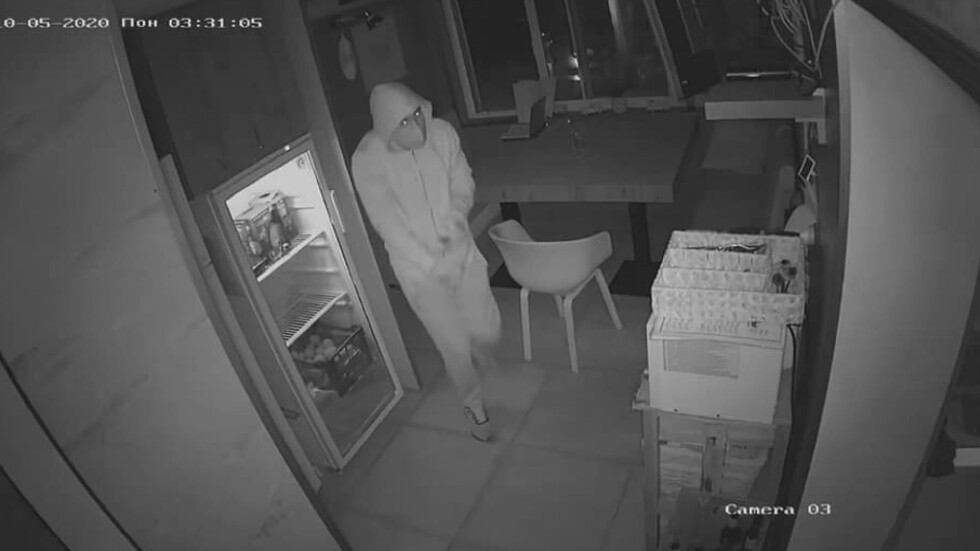 Кражба пред камера: Мъж обра няколко търговски обекта за една нощ