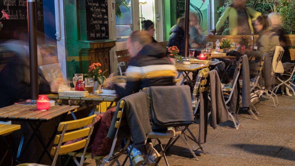 Затварят за месец баровете и кафенетата в Брюксел