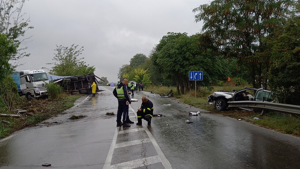Мъж и жена загинаха в тежка катастрофа с камион на пътя Русе – Варна